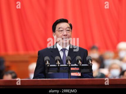 220305 -- PEKING, 5. März 2022 -- Wang Chen, stellvertretender Vorsitzender des Ständigen Ausschusses des Nationalen Volkskongresses, spricht bei der Eröffnungssitzung der fünften Sitzung des 13. NPC in der Großen Halle des Volkes in Peking, 5. März 2022. Auf der Tagung hielt Wang erläuternde Reden zu dem Entwurf einer Änderung des Organgesetzes der lokalen Volkskongresse und der lokalen Volksregierungen, zu dem Entwurf eines Beschlusses über die Anzahl der Abgeordneten des 14. NPC und zu deren Wahl, Entwurf einer Methode für die Sonderverwaltungsregion Hongkong zur Wahl von Abgeordneten für den 14. NPC und Entwurf einer Methode für den NPC Stockfoto