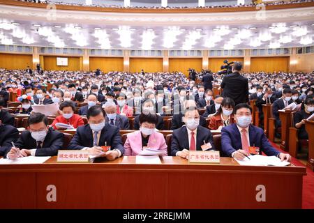 220305 -- PEKING, 5. März 2022 -- die Abgeordneten nehmen an der Eröffnungssitzung der fünften Sitzung des 13. Nationalen Volkskongresses NPC in der Großen Halle des Volkes in Peking, Hauptstadt von China, 5. März 2022 Teil. ZWEI SITZUNGEN CHINA-PEKING-NPC-JÄHRLICHE SITZUNG ERÖFFNUNG CN LIUXWEIBING PUBLICATIONXNOTXINXCHN Stockfoto