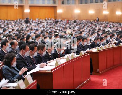 220305 -- PEKING, 5. März 2022 -- die Abgeordneten nehmen an der Eröffnungssitzung der fünften Sitzung des 13. Nationalen Volkskongresses NPC in der Großen Halle des Volkes in Peking, Hauptstadt von China, 5. März 2022 Teil. ZWEI SITZUNGEN CHINA-PEKING-NPC-JÄHRLICHE SITZUNG ERÖFFNUNG CN LIUXWEIBING PUBLICATIONXNOTXINXCHN Stockfoto