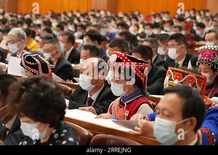 220305 -- PEKING, 5. März 2022 -- die Abgeordneten nehmen an der Eröffnungssitzung der fünften Sitzung des 13. Nationalen Volkskongresses NPC in der Großen Halle des Volkes in Peking, Hauptstadt von China, 5. März 2022 Teil. ZWEI SITZUNGEN CHINA-PEKING-NPC-JÄHRLICHE SITZUNG ERÖFFNUNG CN XINGXGUANGLI PUBLICATIONXNOTXINXCHN Stockfoto