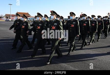 220305 -- PEKING, 5. März 2022 -- die Abgeordneten des 13. Nationalen Volkskongresses NPC kommen am 5. März 2022 auf dem Tian-Anmen-Platz in Peking, der Hauptstadt Chinas, an. Die fünfte Sitzung des 13. NPC findet am 5. März in der Großen Halle des Volkes in Peking statt. ZWEI SITZUNGEN CHINA-PEKING-NPC-JÄHRLICHE SITZUNG ERÖFFNUNG CN JINXLIANGKUAI PUBLICATIONXNOTXINXCHN Stockfoto