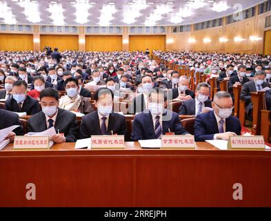 220305 -- PEKING, 5. März 2022 -- die Abgeordneten nehmen an der Eröffnungssitzung der fünften Sitzung des 13. Nationalen Volkskongresses NPC in der Großen Halle des Volkes in Peking, Hauptstadt von China, 5. März 2022 Teil. ZWEI SITZUNGEN CHINA-PEKING-NPC-JÄHRLICHE SITZUNG ERÖFFNUNG CN LIUXWEIBING PUBLICATIONXNOTXINXCHN Stockfoto