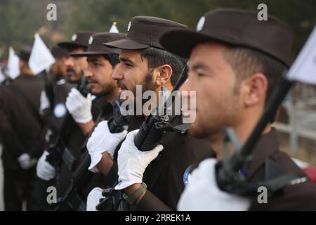 220305 -- KABUL, 5. März 2022 -- afghanische Polizisten nehmen an einer Abschlussfeier in Kabul, Afghanistan, 5. März 2022 Teil. Insgesamt 377 Rekruten absolvierten am Samstag bei einer Zeremonie hier den Abschluss als Polizeioffizier der Afghanischen Nationalen Polizeiakademie. Foto von /Xinhua AFGHANISTAN-KABUL-POLICE OFFICER-GRDADUTION CEREMONY SaifurahmanxSafi PUBLICATIONxNOTxINxCHN Stockfoto