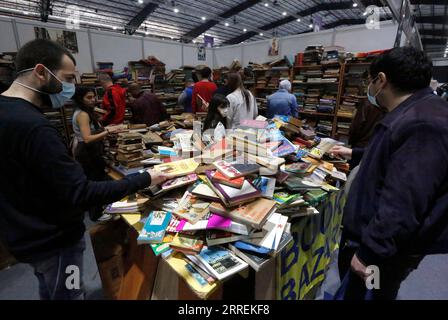 Bilder des Jahres 2022, News 03 März News Themen der Woche KW09 220306 -- BEIRUT, 6. März 2022 -- Menschen wählen Bücher auf der Beirut International and Arab Book Fair in Beirut, Libanon, am 6. März 2022 aus. ZUM Feature: Libanesische Buchliebhaber, Verlage halten unverminderte Begeisterung trotz der Wirtschaftskrise LIBANON-BEIRUT-INTERNATIONALE UND ARABISCHE BUCHMESSE BilalxJawich PUBLICATIONxNOTxINxCHN Stockfoto