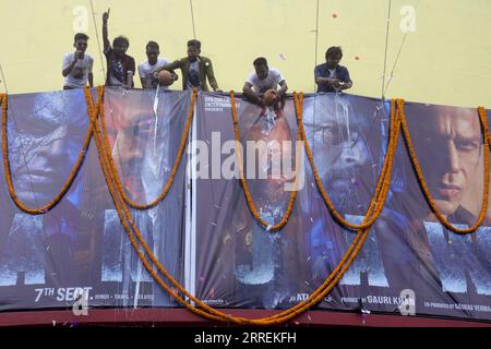 Nicht exklusiv: 7. September 2023, Kalkutta, Indien: Fans des Schauspielers Shah Rukh Khan halten eine Kundgebung in seiner Unterstützung in dem Film „Jawan“ außerhalb des Kinos wh Stockfoto
