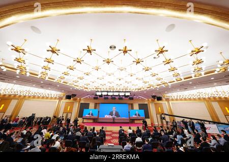 220307 -- PEKING, 7. März 2022 -- Journalisten nehmen an einer Pressekonferenz Teil, die vom chinesischen Staatsrat und Außenminister Wang Yi über einen Videolink in Peking, der Hauptstadt Chinas, am 7. März 2022 abgehalten wird. Wang beantwortete Fragen von Journalisten aus dem in- und Ausland über die Außenpolitik und die Außenbeziehungen Chinas während der Pressekonferenz am Rande der fünften Sitzung des 13. Nationalen Volkskongresses NPC in Peking. ZWEI SITZUNGEN CHINA-PEKING-NPC-PRESSEKONFERENZ-WANG YI CN XINGXGUANGLI PUBLICATIONXNOTXINXCHN Stockfoto