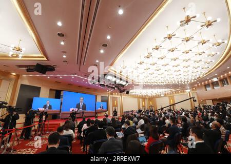 220307 -- PEKING, 7. März 2022 -- Journalisten nehmen an einer Pressekonferenz Teil, die vom chinesischen Staatsrat und Außenminister Wang Yi über einen Videolink in Peking, der Hauptstadt Chinas, am 7. März 2022 abgehalten wird. Wang beantwortete Fragen von Journalisten aus dem in- und Ausland über die Außenpolitik und die Außenbeziehungen Chinas während der Pressekonferenz am Rande der fünften Sitzung des 13. Nationalen Volkskongresses NPC in Peking. ZWEI SITZUNGEN CHINA-PEKING-NPC-PRESSEKONFERENZ-WANG YI CN LUXYE PUBLICATIONXNOTXINXCHN Stockfoto