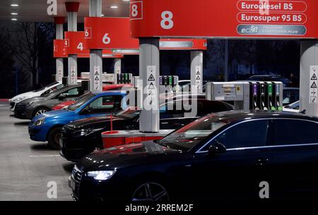 220307 -- ZAGREB, 7. März 2022 -- Fahrzeuge werden an einer Tankstelle getankt, da die Kraftstoffpreise am nächsten Tag in Zagreb, Kroatien, am 7. März 2022 steigen werden. Via Xinhua KROATIEN-ZAGREB-KRAFTSTOFFPREISE STEIGEN MarkoxLukunic/PIXSELL PUBLICATIONxNOTxINxCHN Stockfoto