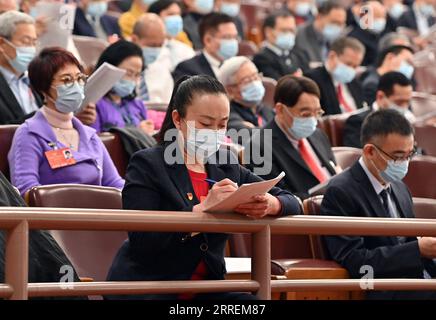 220308 -- PEKING, 8. März 2022 -- die Mitglieder des Nationalkomitees der Politischen Konsultativkonferenz des chinesischen Volkes (CPPCC) sitzen auf der zweiten Plenarsitzung der fünften Tagung des 13. Nationalen Volkskongresses (NPC) als stimmlose Teilnehmer in der Großen Halle des Volkes in Peking, der Hauptstadt Chinas, am 8. März, zusammen. 2022. ZWEI SITZUNGEN CHINA-PEKING-NPC-JÄHRLICHE SITZUNG-ZWEITE PLENARSITZUNG CN LIXXIN PUBLICATIONXNOTXINXCHN Stockfoto