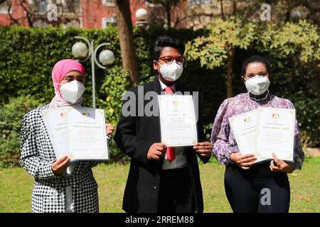 220308 -- KAIRO, 8. März 2022 -- Joumana Mohamed Mostafa, Sajed Mohamed und Rana Ahmed Abdelwahab L to R zeigen ihre Siegerzertifikate des Young Cultural Ambassador to China Award in Kairo, Ägypten, 3. März 2022. Die drei Kinder gewannen den Preis für ihre herausragenden Arbeiten über die Olympischen Winterspiele in Peking bei einem internationalen Wettbewerb in China. ÄGYPTEN-KAIRO-CHINESISCHE BOTSCHAFTERIN-ÄGYPTISCHE KINDER-AUSZEICHNUNG SUIXXIANKAI PUBLICATIONXNOTXINXCHN Stockfoto