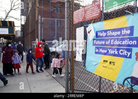 220308 -- NEW YORK, 8. März 2022 -- Kinder kommen zur Schule in New York, USA, 7. März 2022. New York City hat das COVID-19-Impfpass-Programm ausgesetzt und ab Montag das Mandat für Innenmasken in öffentlichen Schulen für K-12-Schüler aufgehoben. U.S.-NEW YORK-KEY PANDEMIC CONTROL MEASURES-LIFTING WANGXYING PUBLICATIONXNOTXINXCHN Stockfoto