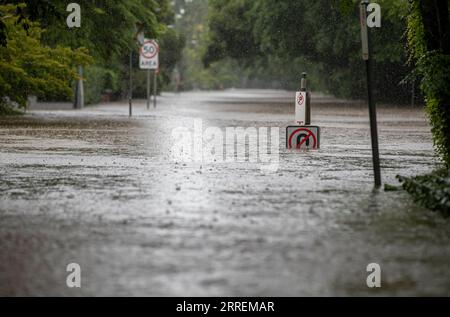 220308 -- SYDNEY, 8. März 2022 -- Eine überflutete Straße wird am 8. März 2022 in Windsor, New South Wales, Australien gesehen. Sturzfluten, wilde Winde und Stürme treffen weiterhin die Ostküste Australiens, was Hunderte von Menschen dazu veranlasst, aus ihren zerstörten Häusern zu fliehen und mindestens 13 Menschen im Bundesstaat Queensland und sieben in New South Wales zu töten. AUSTRALIEN-NEW SOUTH WALES-FLOOD BaixXuefei PUBLICATIONxNOTxINxCHN Stockfoto