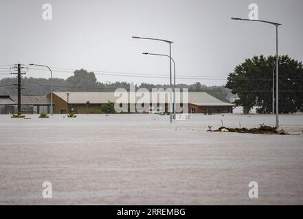 220308 -- SYDNEY, 8. März 2022 -- überflutete Straßen werden am 8. März 2022 in Windsor, New South Wales, Australien gesehen. Sturzfluten, wilde Winde und Stürme treffen weiterhin die Ostküste Australiens, was Hunderte von Menschen dazu veranlasst, aus ihren zerstörten Häusern zu fliehen und mindestens 13 Menschen im Bundesstaat Queensland und sieben in New South Wales zu töten. AUSTRALIEN-NEW SOUTH WALES-FLOOD BaixXuefei PUBLICATIONxNOTxINxCHN Stockfoto