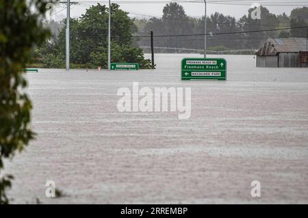 220308 -- SYDNEY, 8. März 2022 -- überflutete Straßen werden am 8. März 2022 in Windsor, New South Wales, Australien gesehen. Sturzfluten, wilde Winde und Stürme treffen weiterhin die Ostküste Australiens, was Hunderte von Menschen dazu veranlasst, aus ihren zerstörten Häusern zu fliehen und mindestens 13 Menschen im Bundesstaat Queensland und sieben in New South Wales zu töten. AUSTRALIEN-NEW SOUTH WALES-FLOOD BaixXuefei PUBLICATIONxNOTxINxCHN Stockfoto