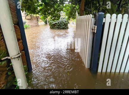 220308 -- SYDNEY, 8. März 2022 -- Ein überflutetes Grundstück wird am 8. März 2022 in Windsor, New South Wales, Australien gesehen. Sturzfluten, wilde Winde und Stürme treffen weiterhin die Ostküste Australiens, was Hunderte von Menschen dazu veranlasst, aus ihren zerstörten Häusern zu fliehen und mindestens 13 Menschen im Bundesstaat Queensland und sieben in New South Wales zu töten. AUSTRALIEN-NEW SOUTH WALES-FLOOD BaixXuefei PUBLICATIONxNOTxINxCHN Stockfoto