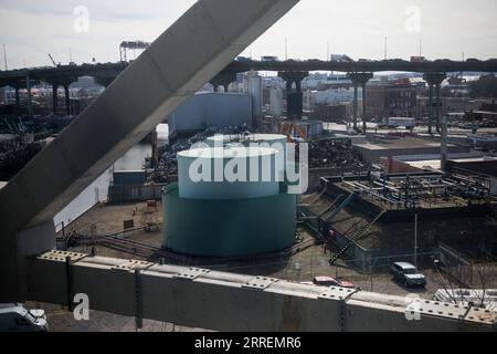 220309 -- NEW YORK, 9. März 2022 -- Tanks, die Treiböl lagern, wurden am 8. März 2022 im Bayside Fuel Depot im Brooklyn Borough in New York, USA, gesehen. ZU GEHEN MIT: Ölpreise springen unter US-Importverbot Foto von /Xinhua U.S.-NEW YORK-OIL-PRICE-JUMP MichaelxNagle PUBLICATIONxNOTxINxCHN Stockfoto