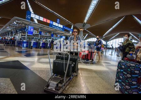 220309 -- KUALA LUMPUR, 9. März 2022 -- Passagiere laufen am Kuala Lumpur International Airport in Sepang von Selangor, Malaysia, 9. März 2022. Malaysia wird den Übergang zu einer endemischen Phase der Pandemie beginnen und seine Grenzen ab dem 1. April wieder für internationale Reisende öffnen, sagte der malaysische Premierminister Ismail Sabri Yaakob am Dienstag. Foto von /Xinhua MALAYSIA-COVID-19-BORDER REOPENING ChongxVoonxChung PUBLICATIONxNOTxINxCHN Stockfoto