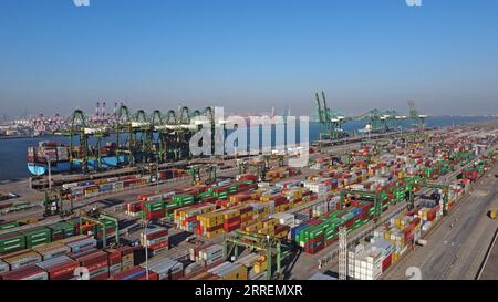 220309 -- PEKING, 9. März 2022 -- Luftaufnahme vom 18. Dezember 2021 zeigt einen Blick auf das internationale Containerterminal im Pazifischen Ozean im Hafen von Tianjin in der nordchinesischen Gemeinde Tianjin. Xinhua Schlagzeilen: China erhöht den rechtlichen Schutz der Bürger, fördert die gesetzesbasierte Governance weiter ZhaoxZishuo PUBLICATIONxNOTxINxCHN Stockfoto