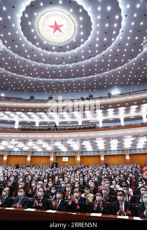 220310 -- PEKING, 10. März 2022 -- die Abschlusssitzung der fünften Sitzung des 13. Nationalen Komitees der politischen Konsultativkonferenz des chinesischen Volkes CPPCC findet in der Großen Halle des Volkes in Peking, der Hauptstadt Chinas, am 10. März 2022 statt. ZWEI SITZUNGEN CHINA-PEKING-CPPCC-JÄHRLICHE SITZUNG-ABSCHLUSSSITZUNG CN JINXLIWANG PUBLICATIONXNOTXINXCHN Stockfoto