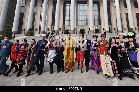 220310 -- PEKING, 10. März 2022 -- Mitglieder des 13. nationalen Komitees der Politischen Konsultativkonferenz des chinesischen Volkes (CPPCC) verlassen die große Halle des Volkes nach der Abschlusssitzung der fünften Sitzung des 13. nationalen Komitees des CPPCC in Peking, der Hauptstadt Chinas, am 10. März 2022. ZWEI SITZUNGEN CHINA-PEKING-CPPCC-JÄHRLICHE SITZUNG-ABSCHLUSSSITZUNG CN JINXLIANGKUAI PUBLICATIONXNOTXINXCHN Stockfoto