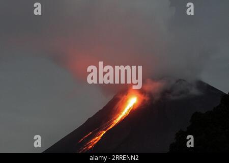 News Themen der Woche KW10 News Bilder des Tages 220311 -- YOGYAKARTA, 11. März 2022 -- das Langzeitbelichtungsfoto vom 10. März 2022 zeigt vulkanische Materialien, die vom Mount Merapi aus gesehen werden, aus dem Dorf Turgo Purwobinangun im Bezirk Sleman, Yogyakarta, Indonesien. Foto von /Xinhua INDONESIA-YOGYAKARTA-MOUNT MERAPI-ERUPTION PriyoxUtomo PUBLICATIONxNOTxINxCHN Stockfoto