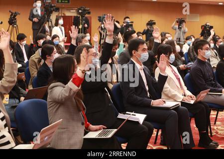 220311 -- PEKING, 11. März 2022 -- Journalisten erheben die Hände, um während einer Pressekonferenz des chinesischen Ministerpräsidenten Li Keqiang per Videolink Fragen zu stellen, nachdem die fünfte Sitzung des 13. Nationalen Volkskongresses NPC in Peking, der Hauptstadt Chinas, am 11. März 2022 beendet wurde. ZWEI SITZUNGEN CHINA-PEKING-PREMIER-PRESSUNGSANGERÄT CN LUXYE PUBLICATIONXNOTXINXCHN Stockfoto