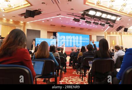 220311 -- PEKING, 11. März 2022 -- Journalisten erheben die Hände, um während einer Pressekonferenz des chinesischen Ministerpräsidenten Li Keqiang per Videolink Fragen zu stellen, nachdem die fünfte Sitzung des 13. Nationalen Volkskongresses NPC in Peking, der Hauptstadt Chinas, am 11. März 2022 beendet wurde. ZWEI SITZUNGEN CHINA-PEKING-PREMIER-PRESSUNGSANGERÄT CN LUXYE PUBLICATIONXNOTXINXCHN Stockfoto