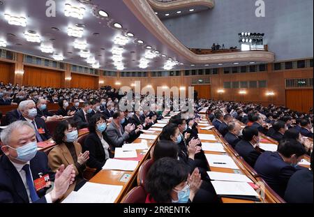 220311 -- PEKING, 11. März 2022 -- die Abschlusssitzung der fünften Sitzung des 13. Nationalen Volkskongresses NPC findet in der Großen Halle des Volkes in Peking, Hauptstadt von China, am 11. März 2022 statt. ZWEI SITZUNGEN CHINA-PEKING-NPC-JÄHRLICHE SITZUNG-ABSCHLUSSSITZUNG CN XINGXGUANGLI PUBLICATIONXNOTXINXCHN Stockfoto