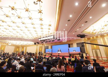 220311 -- PEKING, 11. März 2022 -- Journalisten nehmen an einer Pressekonferenz Teil, die vom chinesischen Ministerpräsidenten Li Keqiang per Videolink nach dem Abschluss der fünften Sitzung des 13. Nationalen Volkskongresses NPC in Peking, der Hauptstadt Chinas, am 11. März 2022 gehalten wurde. ZWEI SITZUNGEN CHINA-PEKING-PREMIER-PRESSUNGSANGERÄT CN LUXYE PUBLICATIONXNOTXINXCHN Stockfoto