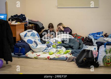 220311 -- LWIW, 11. März 2022 -- Menschen ruhen sich in einem Tierheim in Lwiw, Ukraine, 10. März 2022 aus. UKRAINE-LVIV-SITUATION RenxKe PUBLICATIONxNOTxINxCHN Stockfoto
