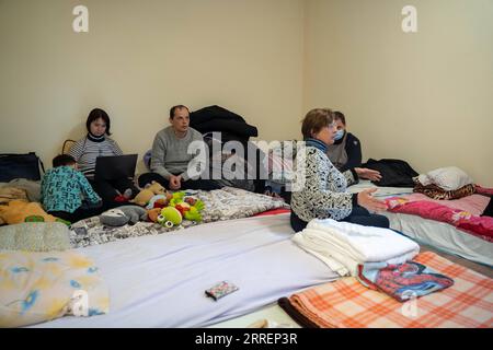 220311 -- LWIW, 11. März 2022 -- Menschen ruhen sich in einem Tierheim in Lwiw, Ukraine, 10. März 2022 aus. UKRAINE-LVIV-SITUATION RenxKe PUBLICATIONxNOTxINxCHN Stockfoto