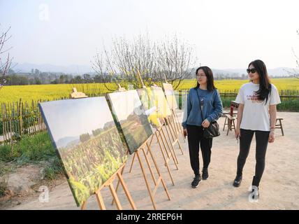 220311 -- CHONGQING, 11. März 2022 -- Touristen besuchen Guangyang Insel im Südwesten Chinas Chongqing am 10. März 2022. Die Insel Guangyang, die größte Insel am oberen Yangtze-Fluss, ist reich an natürlichen Ressourcen. In den letzten Jahren wurden eine Reihe von Maßnahmen ergriffen, um die natürliche ökologische Umwelt der Insel wiederherzustellen. Jetzt zieht die Insel jeden Frühling eine große Anzahl von Touristen an. CHINA-CHONGQING-GUANGYANG INSEL-FRÜHLING-LANDSCHAFT CN WANGXQUANCHAO PUBLICATIONXNOTXINXCHN Stockfoto