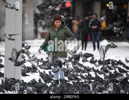 220311 -- ISTANBUL, 11. März 2022 -- Eine Frau füttert Tauben im Schnee auf dem Taksim-Platz in Istanbul, Türkei, 11. März 2022. Eine Schneedecke bedeckte am Freitag die größte türkische Stadt Istanbul, was den Flugverkehr unterbrach, den See- und Landverkehr zum Stillstand brachte und Schulschließungen zwang. TÜRKEI-ISTANBUL-SNOW Shadati PUBLICATIONxNOTxINxCHN Stockfoto