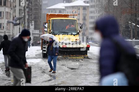 220311 -- ISTANBUL, 11. März 2022 -- Ein Schneepflug reinigt Schnee am Taksim-Platz in Istanbul, Türkei, 11. März 2022. Eine Schneedecke bedeckte am Freitag die größte türkische Stadt Istanbul, was den Flugverkehr unterbrach, den See- und Landverkehr zum Stillstand brachte und Schulschließungen zwang. TÜRKEI-ISTANBUL-SNOW Shadati PUBLICATIONxNOTxINxCHN Stockfoto