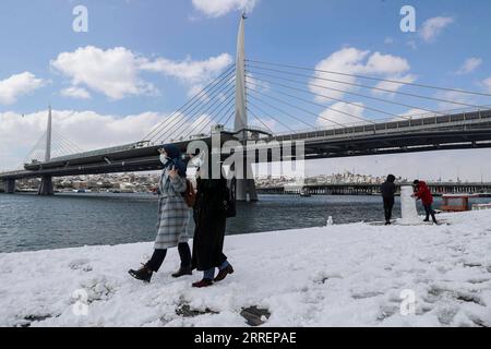 220311 -- ISTANBUL, 11. März 2022 -- Fußgänger gehen im Schnee in Istanbul, Türkei, 11. März 2022. Eine Schneedecke bedeckte am Freitag die größte türkische Stadt Istanbul, was den Flugverkehr unterbrach, den See- und Landverkehr zum Stillstand brachte und Schulschließungen zwang. Foto von /Xinhua TURKEY-ISTANBUL-SNOW UnalxCam PUBLICATIONxNOTxINxCHN Stockfoto