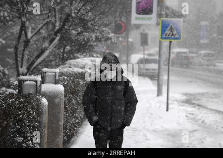 220311 -- ISTANBUL, 11. März 2022 -- Ein Spaziergang im Schnee in Istanbul, Türkei, 11. März 2022. Eine Schneedecke bedeckte am Freitag die größte türkische Stadt Istanbul, was den Flugverkehr unterbrach, den See- und Landverkehr zum Stillstand brachte und Schulschließungen zwang. TÜRKEI-ISTANBUL-SNOW Shadati PUBLICATIONxNOTxINxCHN Stockfoto