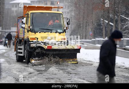 220311 -- ISTANBUL, 11. März 2022 -- Ein Schneepflug reinigt Schnee am Taksim-Platz in Istanbul, Türkei, 11. März 2022. Eine Schneedecke bedeckte am Freitag die größte türkische Stadt Istanbul, was den Flugverkehr unterbrach, den See- und Landverkehr zum Stillstand brachte und Schulschließungen zwang. TÜRKEI-ISTANBUL-SNOW Shadati PUBLICATIONxNOTxINxCHN Stockfoto