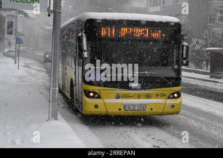 220311 -- ISTANBUL, 11. März 2022 -- Fahrzeuge fahren auf einer Straße im Schnee in Istanbul, Türkei, 11. März 2022. Eine Schneedecke bedeckte am Freitag die größte türkische Stadt Istanbul, was den Flugverkehr unterbrach, den See- und Landverkehr zum Stillstand brachte und Schulschließungen zwang. TÜRKEI-ISTANBUL-SNOW Shadati PUBLICATIONxNOTxINxCHN Stockfoto