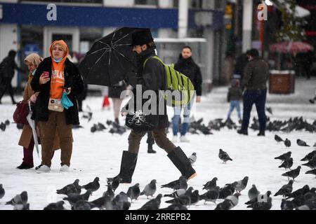 220311 -- ISTANBUL, 11. März 2022 -- Fußgänger gehen im Schnee in Istanbul, Türkei, 11. März 2022. Eine Schneedecke bedeckte am Freitag die größte türkische Stadt Istanbul, was den Flugverkehr unterbrach, den See- und Landverkehr zum Stillstand brachte und Schulschließungen zwang. TÜRKEI-ISTANBUL-SNOW Shadati PUBLICATIONxNOTxINxCHN Stockfoto