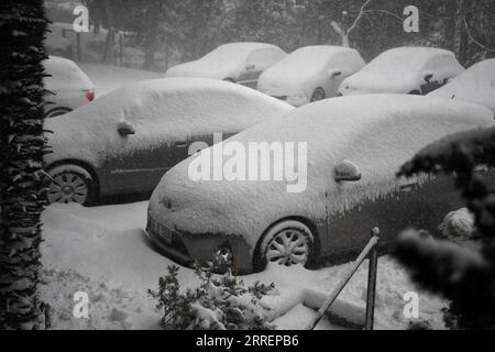 220311 -- ISTANBUL, 11. März 2022 -- schneebedeckte Autos werden in einem Wohngebiet in Istanbul, Türkei, 11. März 2022 gesehen. Eine Schneedecke bedeckte am Freitag die größte türkische Stadt Istanbul, was den Flugverkehr unterbrach, den See- und Landverkehr zum Stillstand brachte und Schulschließungen zwang. TÜRKEI-ISTANBUL-SNOW Shadati PUBLICATIONxNOTxINxCHN Stockfoto