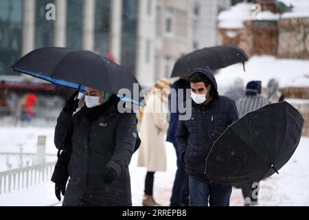 220311 -- ISTANBUL, 11. März 2022 -- Fußgänger gehen im Schnee am Taksim-Platz in Istanbul, Türkei, 11. März 2022. Eine Schneedecke bedeckte am Freitag die größte türkische Stadt Istanbul, was den Flugverkehr unterbrach, den See- und Landverkehr zum Stillstand brachte und Schulschließungen zwang. TÜRKEI-ISTANBUL-SNOW Shadati PUBLICATIONxNOTxINxCHN Stockfoto