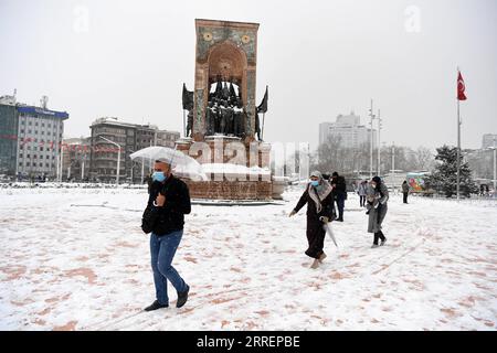 220311 -- ISTANBUL, 11. März 2022 -- Fußgänger gehen im Schnee am Taksim-Platz in Istanbul, Türkei, 11. März 2022. Eine Schneedecke bedeckte am Freitag die größte türkische Stadt Istanbul, was den Flugverkehr unterbrach, den See- und Landverkehr zum Stillstand brachte und Schulschließungen zwang. TÜRKEI-ISTANBUL-SNOW Shadati PUBLICATIONxNOTxINxCHN Stockfoto