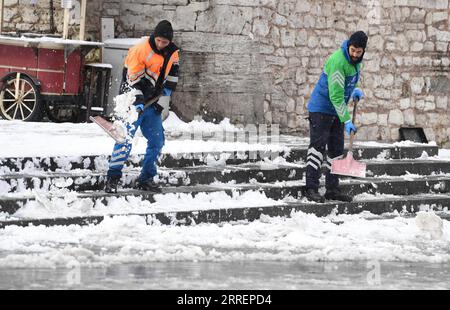 220311 -- ISTANBUL, 11. März 2022 -- Men Clear Snow at Taksim Square in Istanbul, Türkei, 11. März 2022. Eine Schneedecke bedeckte am Freitag die größte türkische Stadt Istanbul, was den Flugverkehr unterbrach, den See- und Landverkehr zum Stillstand brachte und Schulschließungen zwang. TÜRKEI-ISTANBUL-SNOW Shadati PUBLICATIONxNOTxINxCHN 220311 -- ISTANBUL, 11. März 2022 -- Männer räumen Schnee auf dem Taksim-Platz in Istanbul, Türkei, 11. März 2022. Eine Decke o IMAGO/Shadati PUBLICATIONxNOTxINxCHN imago Images 1010507093 Stockfoto