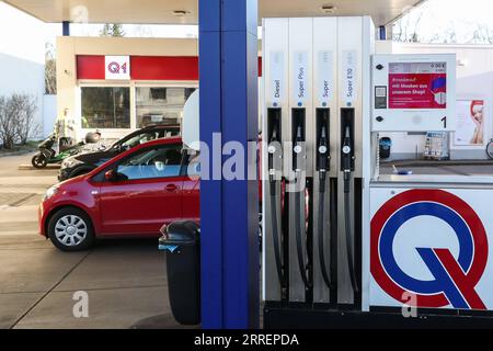 220311 -- BERLIN, 11. März 2022 -- Fahrzeuge werden an einer Tankstelle in Berlin, Hauptstadt von Deutschland, am 11. März 2022 gesehen. Der nationale Verbraucherpreisindex VPI in Deutschland stieg im Februar jährlich um 5,1 Prozent, sagte das Statistische Bundesamt Destatis am Freitag. DEUTSCHLAND-BERLIN-CPI-INFLATION ShanxYuqi PUBLICATIONxNOTxINxCHN Stockfoto