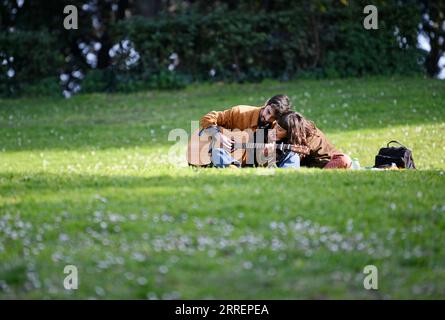220312 -- ROM, 12. März 2022 -- Ein Paar kuschelt in der Villa Borghese in Rom, Italien, am 11. März 2022. ITALIEN-ROM-FRÜHLING JinxMamengni PUBLICATIONxNOTxINxCHN Stockfoto
