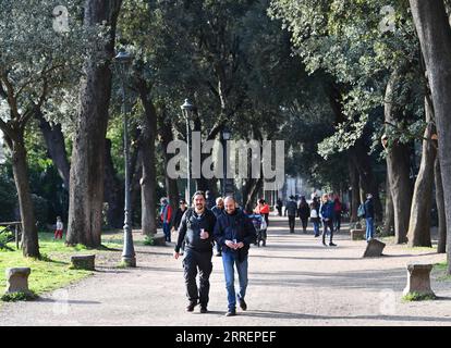 220312 -- ROM, 12. März 2022 -- am 11. März 2022 laufen Menschen in der Villa Borghese in Rom, Italien. ITALIEN-ROM-FRÜHLING JinxMamengni PUBLICATIONxNOTxINxCHN Stockfoto