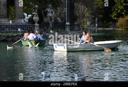 220312 -- ROM, 12. März 2022 -- die Menschen rudern am 11. März 2022 in der Villa Borghese in Rom, Italien. ITALIEN-ROM-FRÜHLING JinxMamengni PUBLICATIONxNOTxINxCHN Stockfoto
