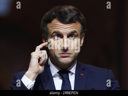 220312 -- PARIS, 12. März 2022 -- der französische Präsident Emmanuel Macron nimmt an einer Pressekonferenz nach einem informellen Treffen der EU-Staatschefs im Chateau de Versailles in der Nähe von Paris, Frankreich, am 11. März 2022 Teil. FRANKREICH-PARIS-INFORMELLE TAGUNG DES EUROPÄISCHEN RATES GAOXJING PUBLICATIONXNOTXINXCHN Stockfoto