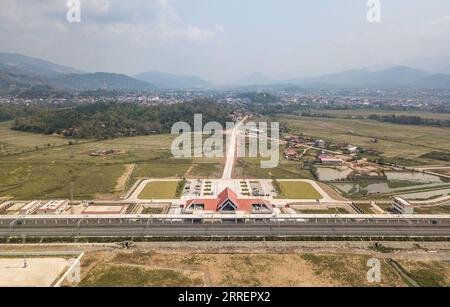 220312 -- MUANGXAY, 12. März 2022 -- Luftaufnahme, aufgenommen am 11. März 2022, zeigt einen Blick auf den Muangxay Bahnhof der China-Laos Railway in Muangxay, Nordlaos. Seit ihrer Eröffnung im Dezember 2021 hat die China-Laos-Bahn Impulse für die Entwicklung des Geschäftszentrums in Nordlaos, Muangxay, gegeben, indem sie die Logistik und die Reisenden Passagiere erleichtert und den Handel zwischen China und Laos fördert. Foto von /Xinhua LAOS-MUANGXAY-CHINA-RAILWAY-DEVELOPMENT KaikeoxSaiyasane PUBLICATIONxNOTxINxCHN Stockfoto