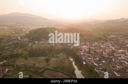 220312 -- MUANGXAY, 12. März 2022 -- Luftaufnahme aufgenommen am 9. März 2022, zeigt einen Blick auf Muangxay, eine Geschäftsstadt entlang der China-Laos-Eisenbahn in Nordlaos. Seit ihrer Eröffnung im Dezember 2021 hat die China-Laos-Bahn Impulse für die Entwicklung des Geschäftszentrums in Nordlaos, Muangxay, gegeben, indem sie die Logistik und die Reisenden Passagiere erleichtert und den Handel zwischen China und Laos fördert. Foto von /Xinhua LAOS-MUANGXAY-CHINA-RAILWAY-DEVELOPMENT KaikeoxSaiyasane PUBLICATIONxNOTxINxCHN Stockfoto